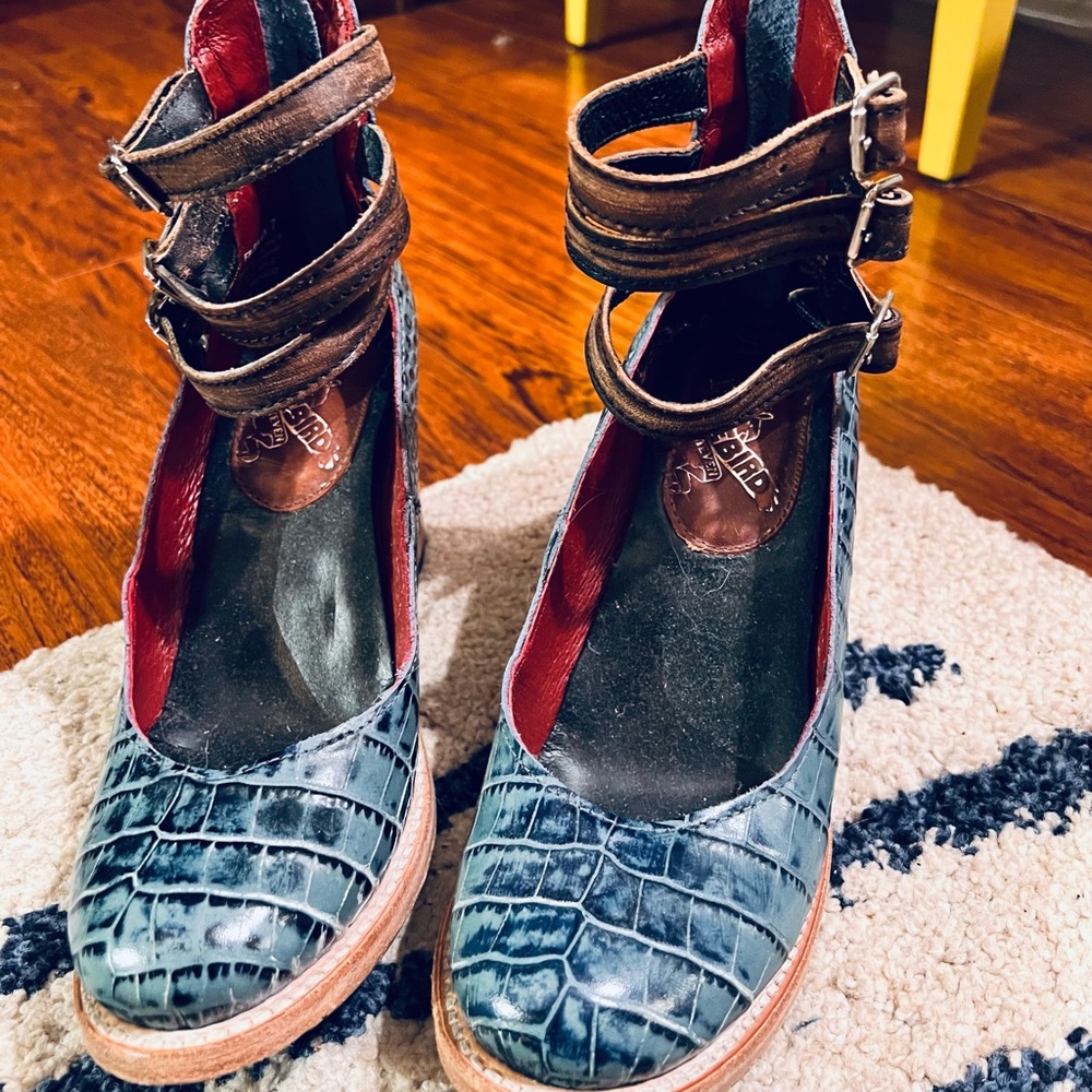 Freebird by Steven Randi turquoise croco size 7
